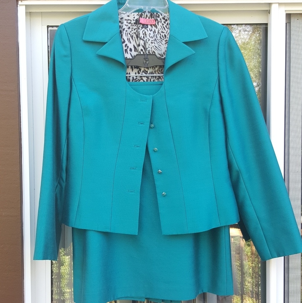 Skirt suit